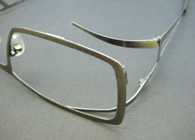 Očala, ki so zlomljena vam popravi optik.